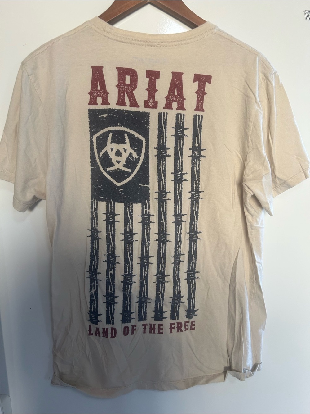 Ariat Men’s vintage Beige Graphic T-Shirt Land of the Free Flag Logo size Large